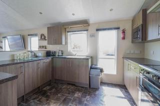 Stunning 4 Berth Lodge With Decking At Manor Park In Hunstanton Ref 23173K - 2