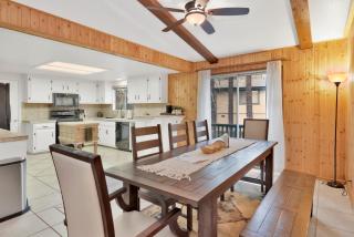 Casa Bosque- Central Modern Fox Farm Log Cabin Retreat- Hot Tub- Fenced- Pets - 9