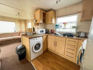 6 Berth Caravan For Hire By The Beach In Heacham, Norfolk Ref 21038C - 6