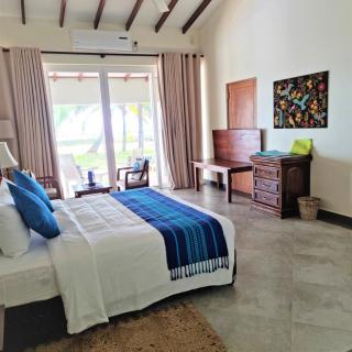 Arhimser Villa-superb 4 bedroom beachfront for 8 in Ranna, Tangalle, BB, pool, free pick up for 7 night stays arriving together, serviced, taxes included - Tangalle - 4