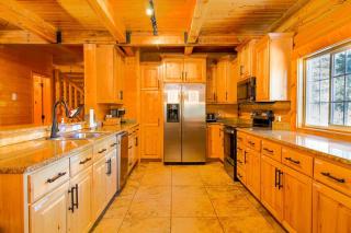 Backwoods Bonanza - Big Cabin With Hot Tub! - Duck Creek Village - 3