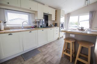 Beautiful 4 Berth Lodge With Decking At Manor Park In Hunstanton Ref 23038C - 4