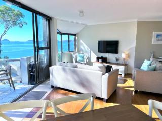 Tranquil Escape - Koala Hotspot - 2 Bed 2 Bath Apt Spectacular Sea Views - Soldiers Point - 0