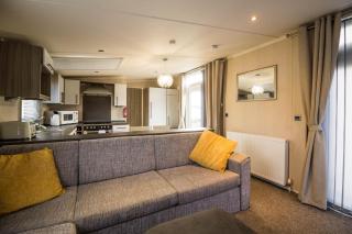 Stunning 6 Berth Caravan With Decking At Cherry Tree Park In Norfolk Ref 70802C - 3