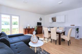 Holiday Home Lavanda with Jacuzzi - Privlaka - 2