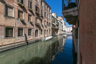 Behind On The Canalside Venice - Venice - 7