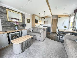 Beautiful Caravan With Decking At Naze Marine Park, Sleeps 8 Ref 17341Br - 6