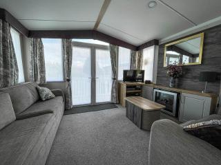 Beautiful Caravan With Decking At Naze Marine Park, Sleeps 8 Ref 17341Br - Walton-on-the-Naze - 4
