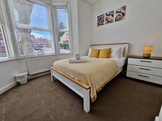 Incredible Private Rooms All with Private Bathrooms in a Fully Serviced House next to City Centre with Free Parking - 0