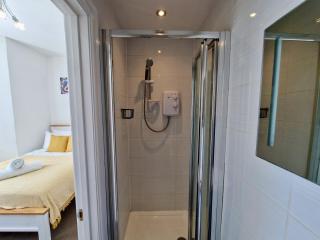 Incredible Private Rooms All with Private Bathrooms in a Fully Serviced House next to City Centre with Free Parking - Coventry - 5