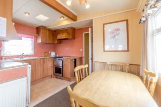 Spacious Caravan For Hire With Decking By The Beach In Suffolk Ref 40094Nd - 4