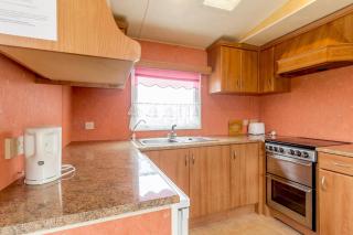 Spacious Caravan For Hire With Decking By The Beach In Suffolk Ref 40094Nd - 1