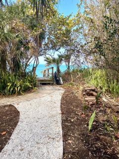 Miles of Private Beach-4BR Beach Access Cottage with SUPs Kyaks-Pets Ok - Englewood - 4
