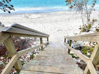 Miles of Private Beach-4BR Beach Access Cottage with SUPs Kyaks-Pets Ok - Englewood - 5