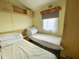 Caravan For Hire At St Osyth Beach Holiday Park In Essex Ref 28107Y - Clacton-on-Sea - 3