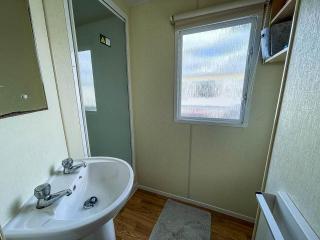 Caravan For Hire At St Osyth Beach Holiday Park In Essex Ref 28107Y - 1
