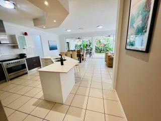 Sandstone Point Luxury 5 bedroom Home - 4