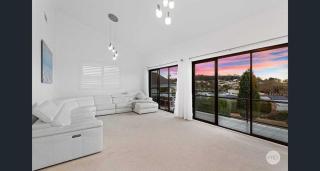 Aquablue Holiday Home - Hot Spa & Pool - 2m Walk to Beaches - Corlette - 1