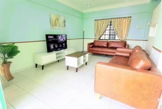 3 Rooms 2 parking 10pax PSR Comfy Sofa&Bed near MRT Eateries McD - Seri Kembangan - 9