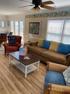 Beach Breeze 3, pet friendly, walking distance to Atlantic Ocean free parking - Myrtle Beach - 2