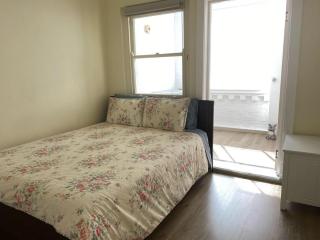 2 bedroom small unit 1 minute walk to shopping centre NO PARKING SLOT NO LIFT - Wollongong - 1
