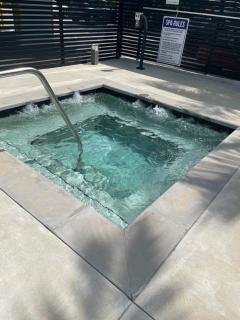 Spacious 2 Bedroom, 2 Bathroom condo with heated outdoor pool and jacuzzi! - North Miami Beach - 8