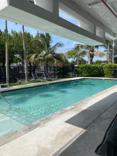 Spacious 2 Bedroom, 2 Bathroom condo with heated outdoor pool and jacuzzi! - North Miami Beach - 9