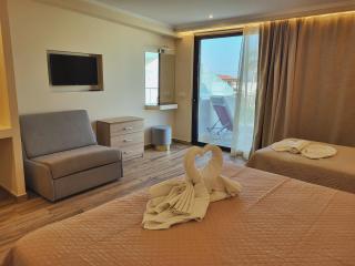 Paradise Hotel & Bar - 2