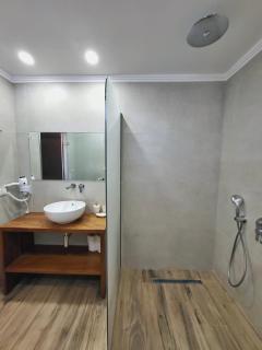 Paradise Hotel & Bar - 1