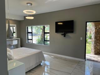 Swan Lake Suites - Benoni - 9