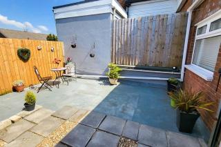 Lovely & modern 2-Bedroom Flat above shop in Tonteg - 9