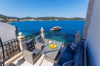 Seafront Apartment For4 - Vis - 0