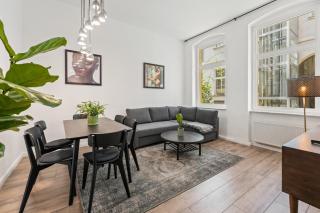 The Remise Mitte Loft, 2 BR, 2 bathrooms, living room, group & family friendly, 4- 7 Guests - 8