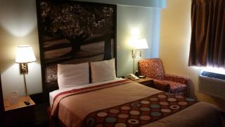 Super 8 by Wyndham Baltimore/Essex Area - 1