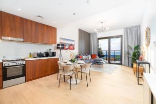 Ultimate Stay with Big Terrace, Amazing Sunset, Perfect for 4 People - Dubai - 4