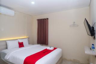 RedDoorz Plus near RS JIH Solo - Solo - 0