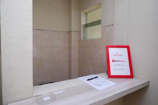 RedDoorz Plus near RS JIH Solo - Solo - 7