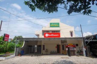 RedDoorz Plus near RS JIH Solo - Solo - 6