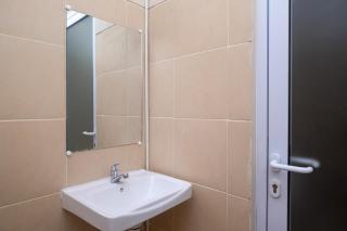 RedDoorz Plus near RS JIH Solo - Solo - 4