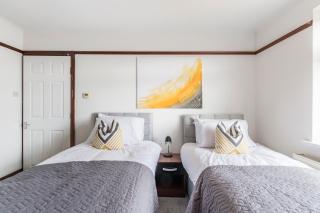 Surrey Stays - 4 Bedroom House, CR5, Contractors Welcome, Sleeps 10, 2 Bathrooms, Near Town Centre, Train Stations and Gatwick Airport - Banstead - 1