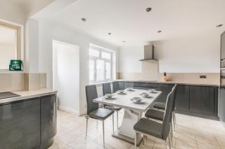 Surrey Stays - 4 Bedroom House, CR5, Contractors Welcome, Sleeps 10, 2 Bathrooms, Near Town Centre, Train Stations and Gatwick Airport - Banstead - 7
