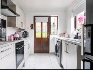 Spacious house City skyline and mountain views close too belfast centre and airports free parking - Belfast - 1
