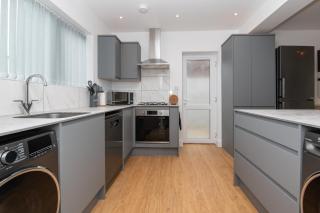 Super King Bed Free Parking Alexa Garden Patio BBQ Sleeps 6 - Avonmouth - 4