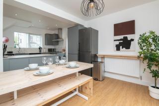 Super King Bed Free Parking Alexa Garden Patio BBQ Sleeps 6 - Avonmouth - 1