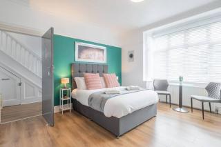 Private Room 1 with Kitchenette by CB Stays no minimum stays - Chesterton - 4