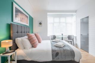 Private Room 1 with Kitchenette by CB Stays no minimum stays - Chesterton - 5