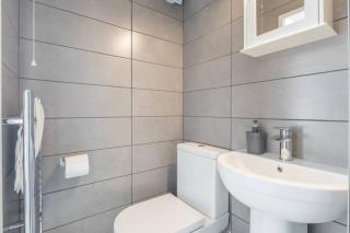 Private Room 1 with Kitchenette by CB Stays no minimum stays - Chesterton - 1