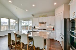 Fenced Yard and Pool Access Spacious Mansfield Home - Mansfield - 1