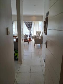 Lovely 2 bedroom self-catering apartment located 1 min from the beach - Strand - 4