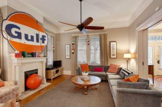 Big Yellow Brick House - Victorian District - 6